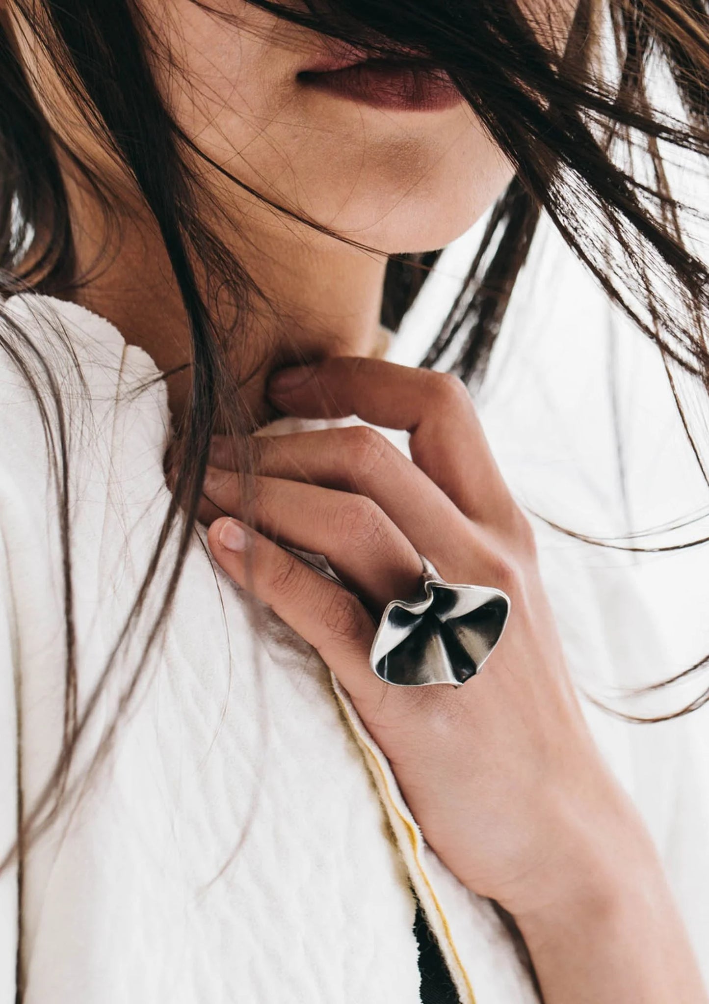 modelo con anillo flor de mar
