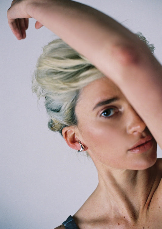 modelo con pendientes auril