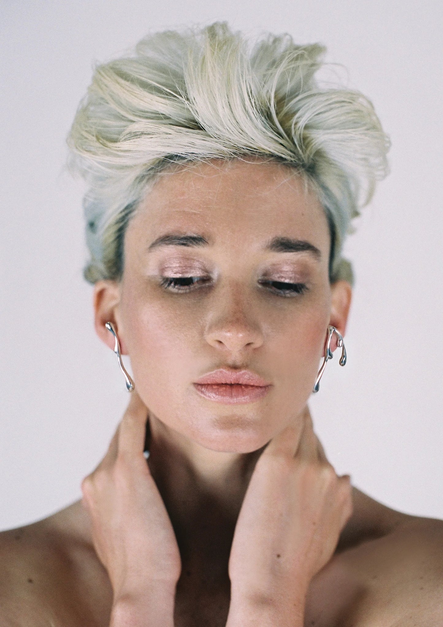 modelo con pendientes de plata grandes