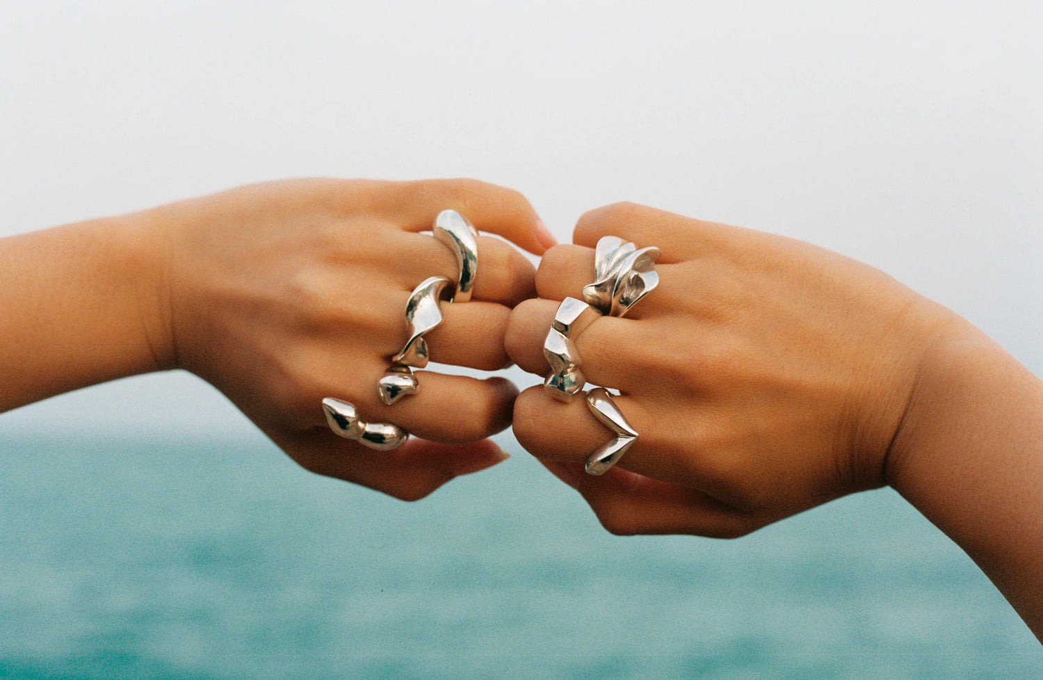 Piezas icónicas, anillos escultóricos orgánicos