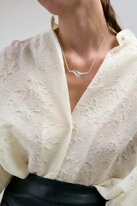 modelo con collar de plata