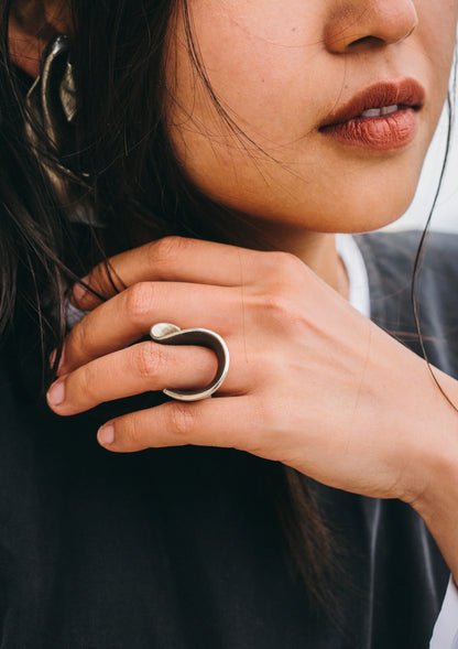modelo con anillo