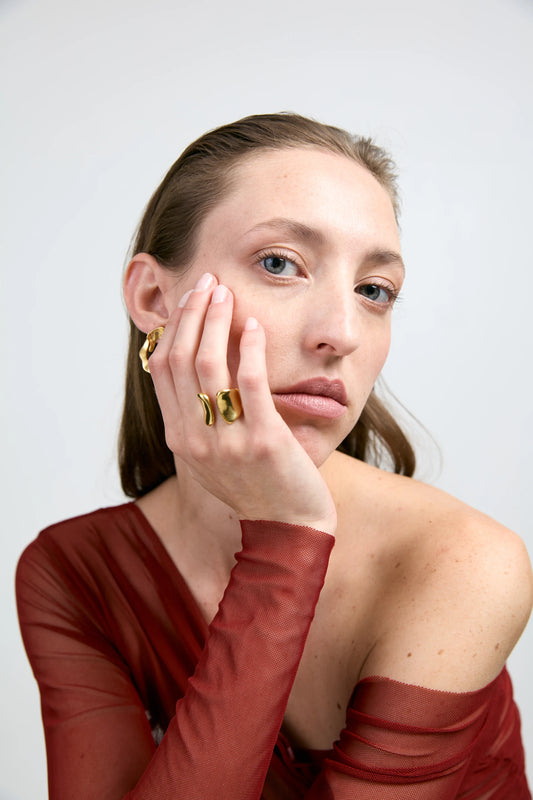 modelo con anillo florea