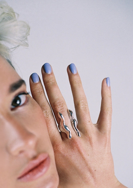 modelo con anillo de plata
