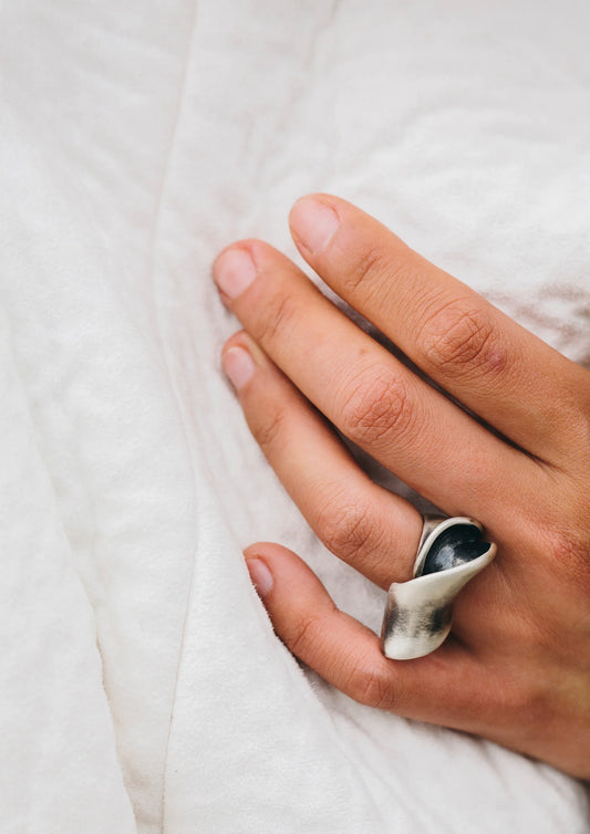 modelo con anillo de plata galatea