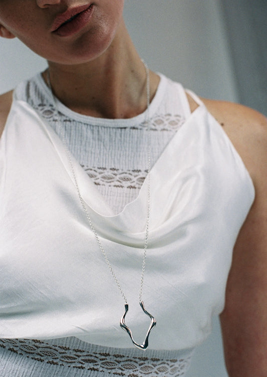 modelo con collar de plata