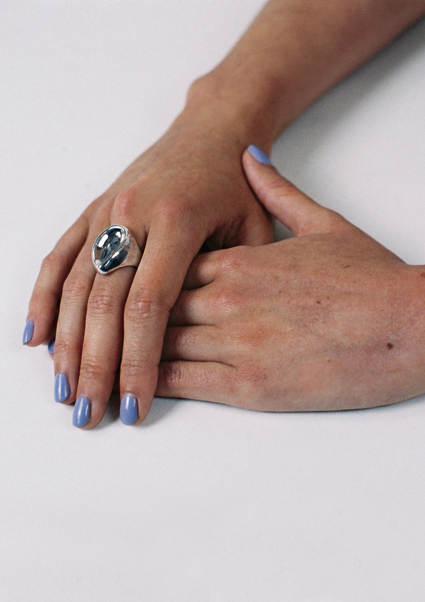 modelo con anillo plata de ley