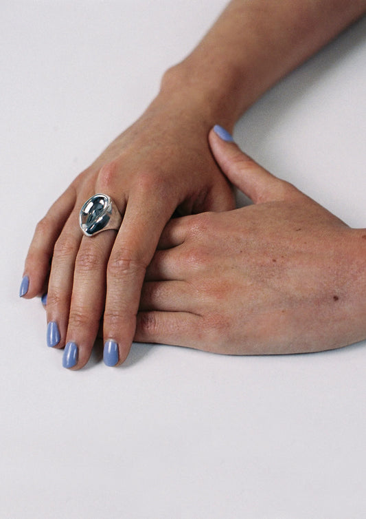 modelo con anillo plata de ley