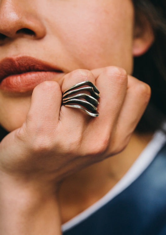 modelo con anillo marinae