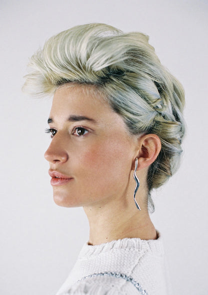 modelo con pendientes de plata melt