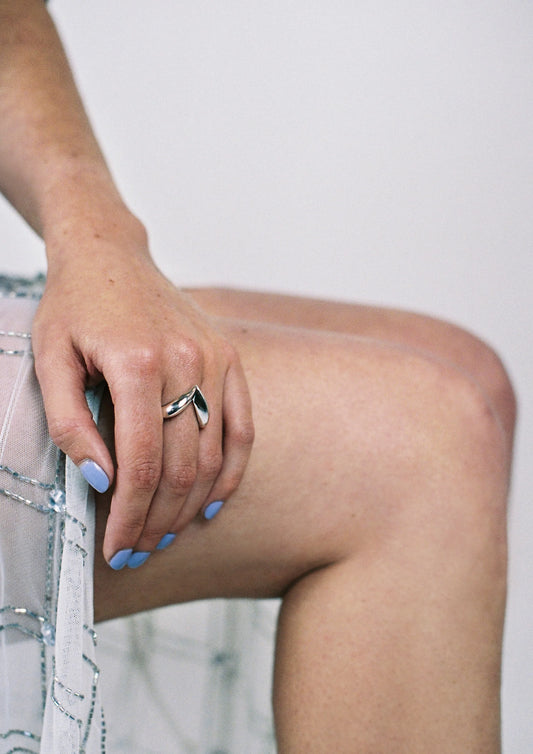 modelo con anillo de plata de ley