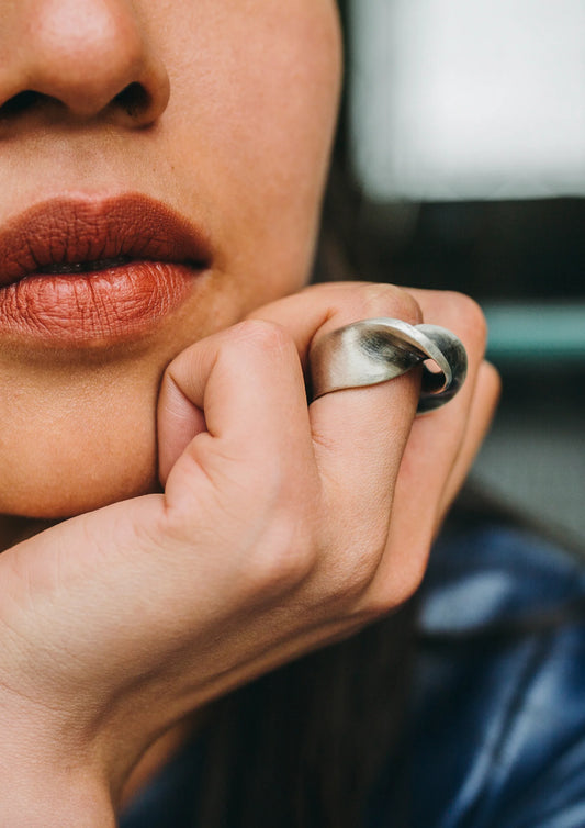 modelo con anillo nerea