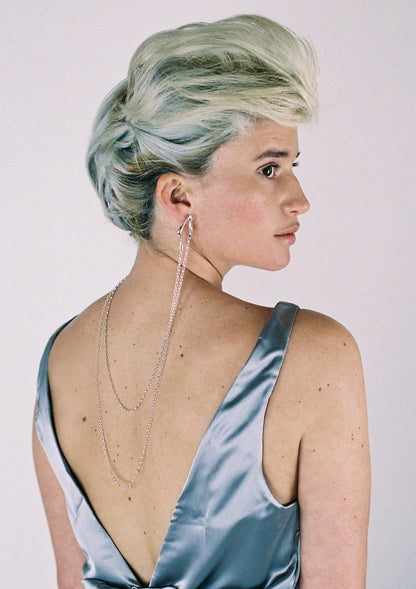 modelo con pendientes collar de plata