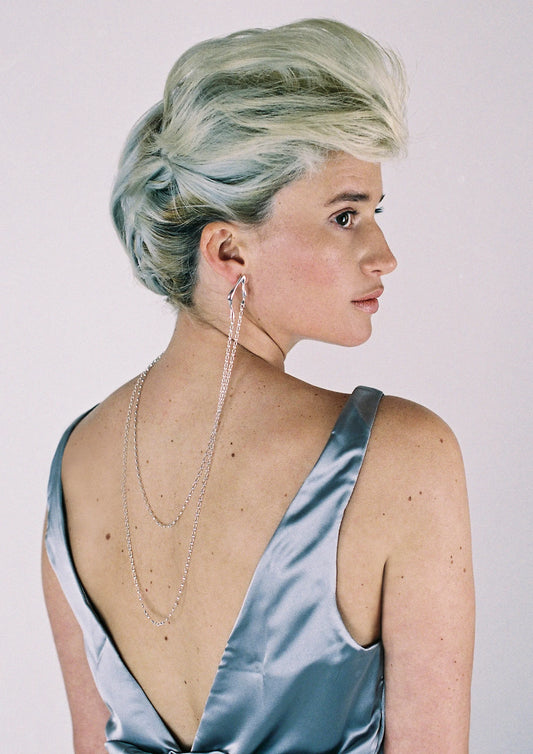 modelo con pendientes collar de plata