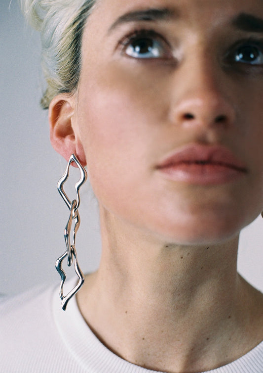 modelo con pendientes polaire largos de plata