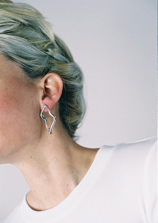 modelo con pendientes de plata