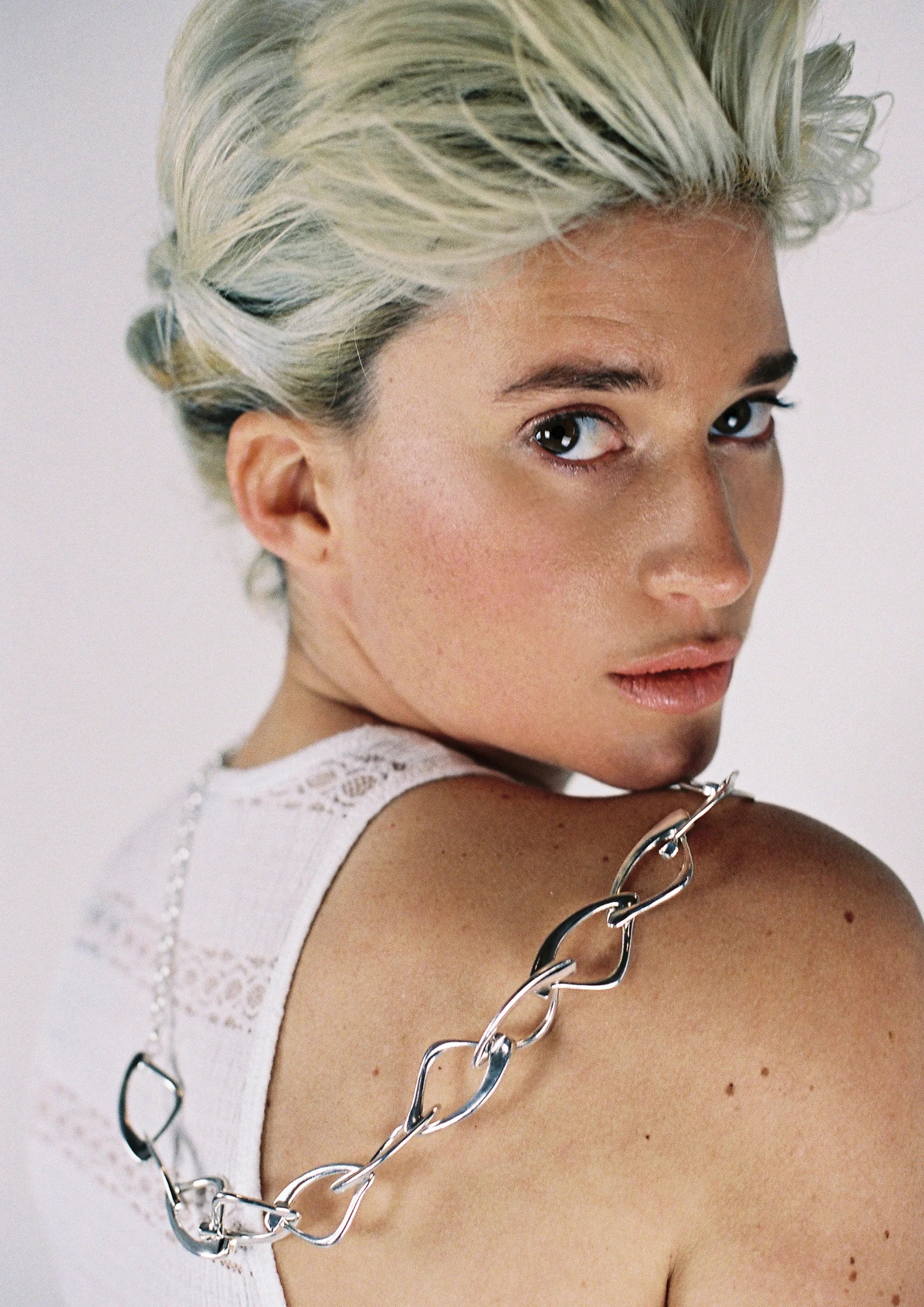 modelo con collar de plata