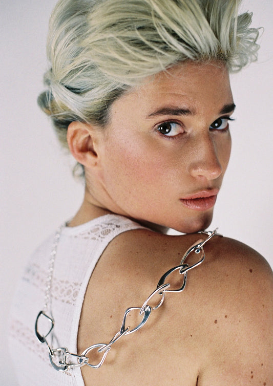 modelo con collar de plata