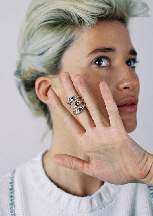 modelo con anillo