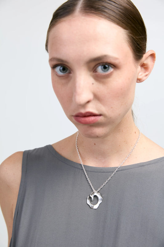 modelo con colgante de plata